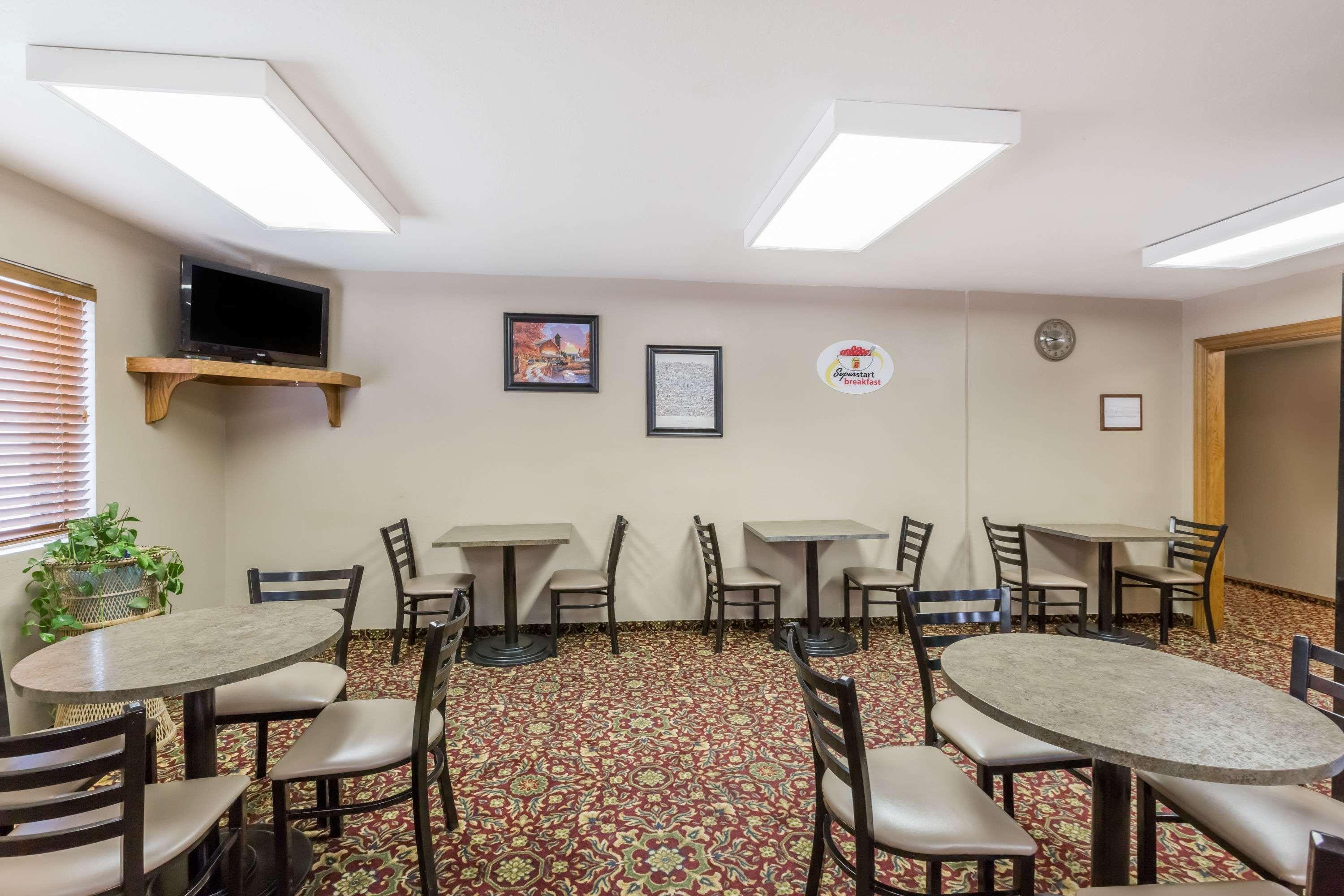 Super 8 By Wyndham Manhattan Ks Экстерьер фото