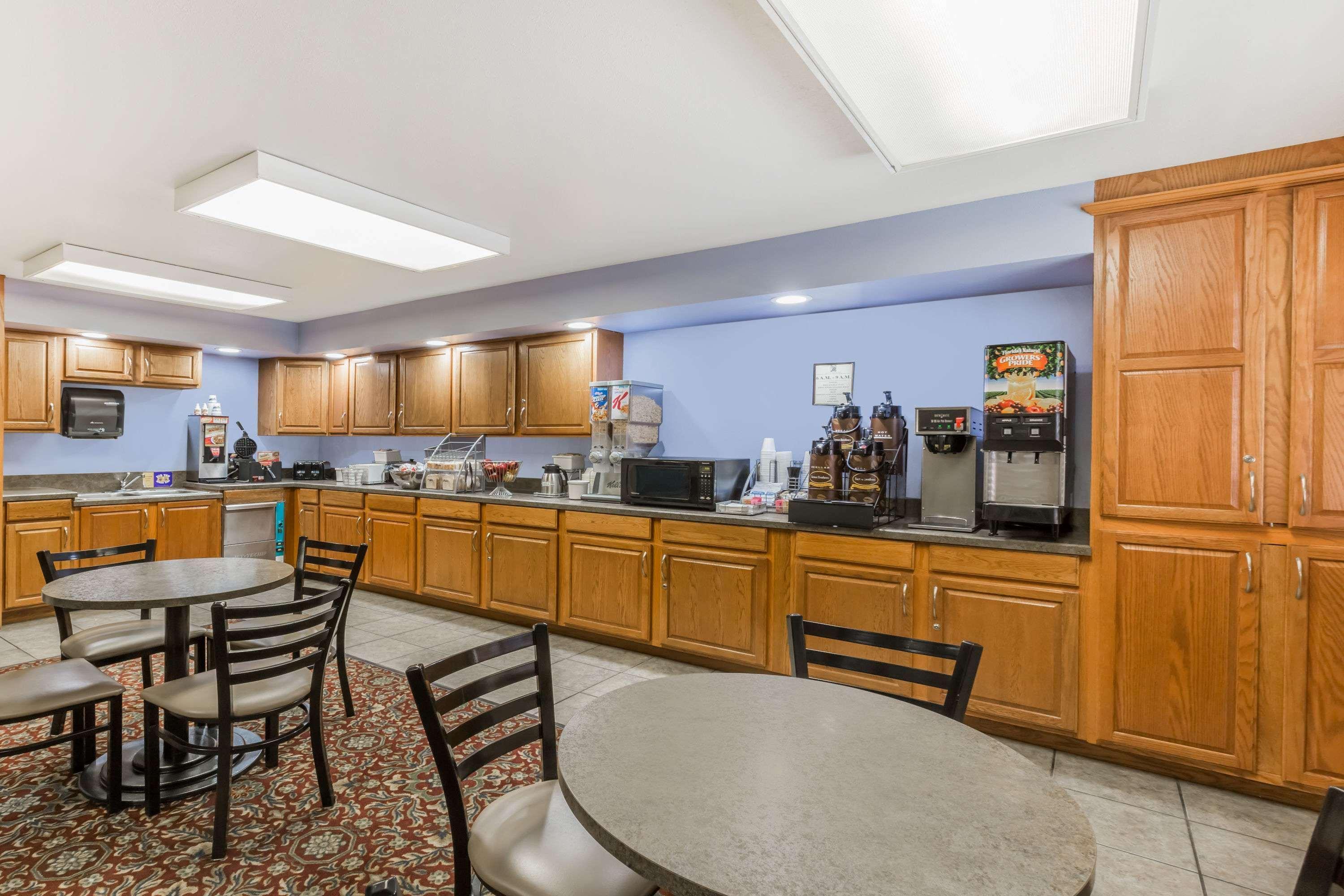 Super 8 By Wyndham Manhattan Ks Экстерьер фото