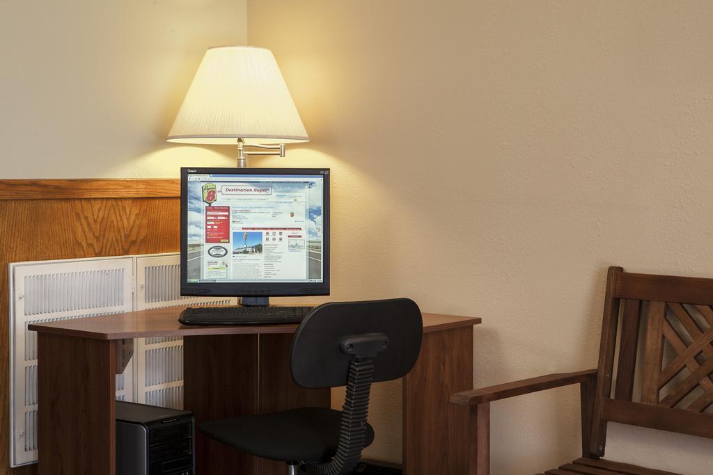 Super 8 By Wyndham Manhattan Ks Экстерьер фото