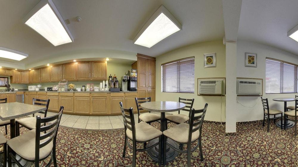 Super 8 By Wyndham Manhattan Ks Экстерьер фото